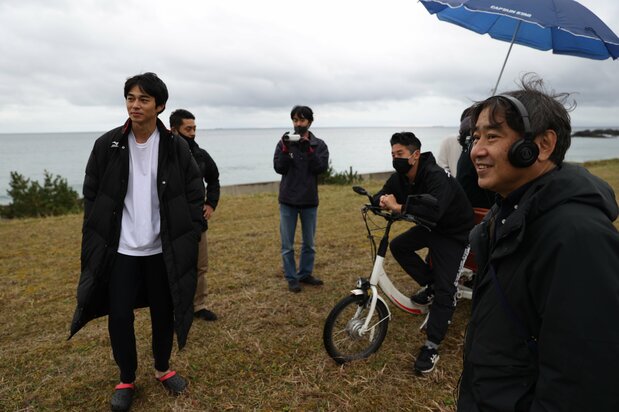主演に東出昌大を迎え、『草の響き』の撮影に臨む斎藤久志監督(右端)© 2021 HAKODATE CINEMA IRIS
