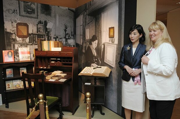 Kate MacDonald Butler (right), granddaughter of L. M. Montgomery, and Muraoka Eri visit an exhibition on the author and her translator in Tokyo. (© Jiji)