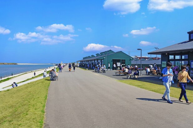飲食店や小売店が並ぶ、2019年4月に営業開始した「かわまちてらす閖上」　写真提供：かわまちてらす閖上