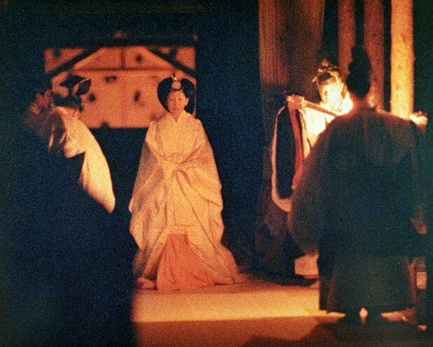 皇后(现在的上皇后)身着白色十二单走向帐殿,1990年11月22日,皇居东御苑大尝宫