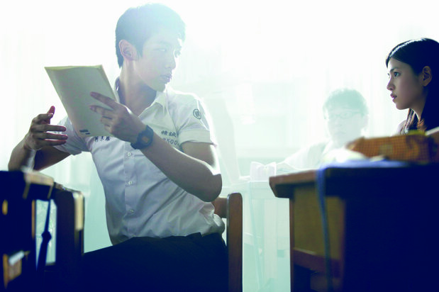 ギデンズ・コー監督の長編デビュー作『あの頃、君を追いかけた』(2011)。主人公コートン(クー・チェンドン、左)の後ろに座るのがミシェル・チェン演じるチアイー © Sony Music Entertainment Taiwan Ltd.