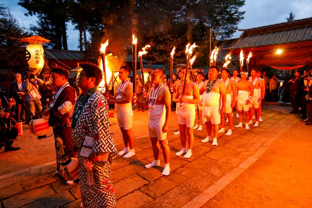 Parishioners carrying torches wait for the festival to begin. (© Haga Library)