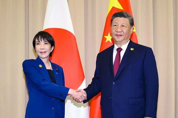 首相高市早苗与中国国家主席习近平(右)握手,韩国・庆州(记者团代表摄影,时事社)