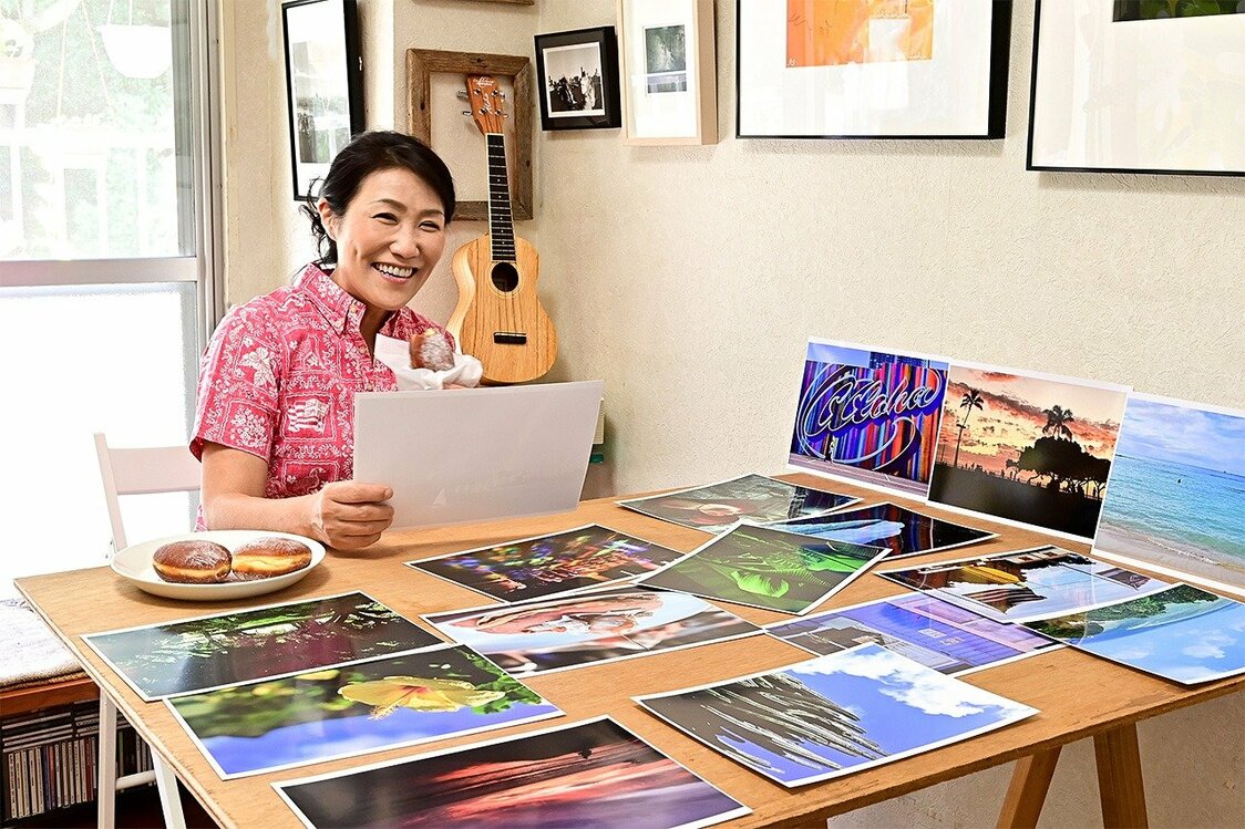 マラサダを食べながら、自宅でプリントした写真を眺めるのが山口さんの楽しみ