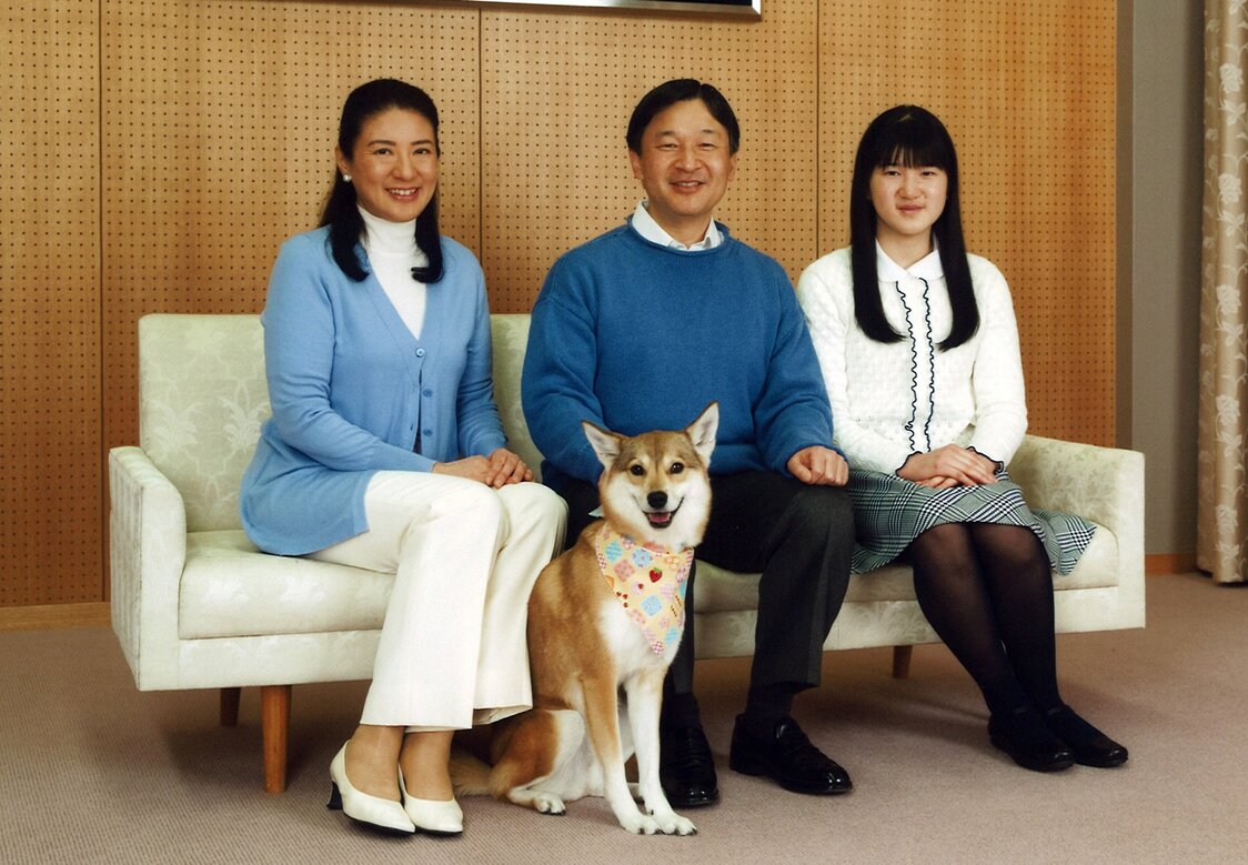 Photo commémorative pour les 55 ans du futur empereur Naruhito, en février 2015. (Reuters)