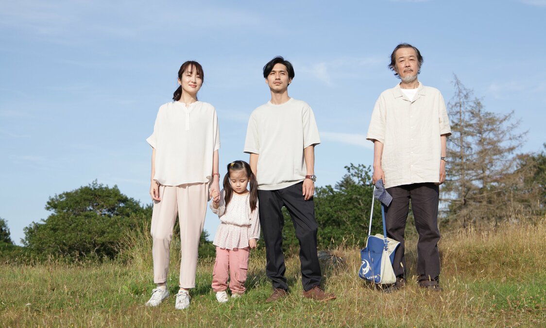 No es fácil lidiar con la familia del hijo sin la propia esposa. © 2023 Magnolia Mae / Office Shirous