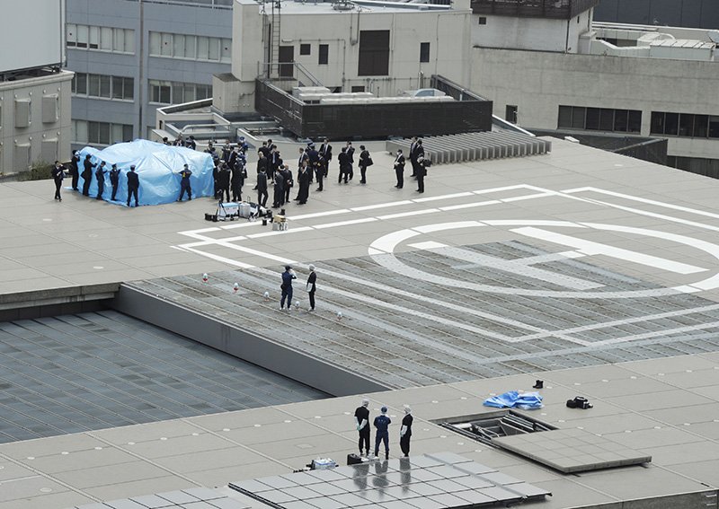 La policía coloca una lona sobre el drone encontrado en el tejado de la residencia del primer ministro el 22 de abril de 2015 en Tokio.