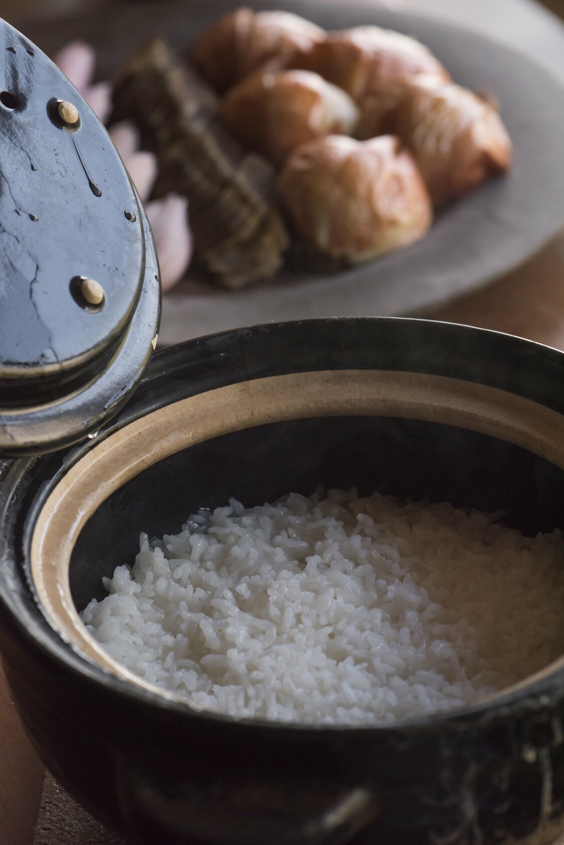 يتم طهي الأرز بالبخار في وعاء فخاري تقليدي.
