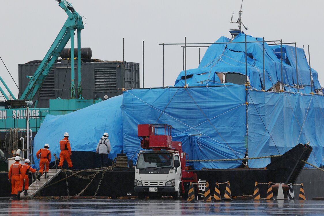 A Japan Coast Guard salvage team (bottom left) participating in efforts to seek missing passengers from the Kazu 1 in Abashiri, Hokkaidō, on May 28, 2022. (© Jiji)