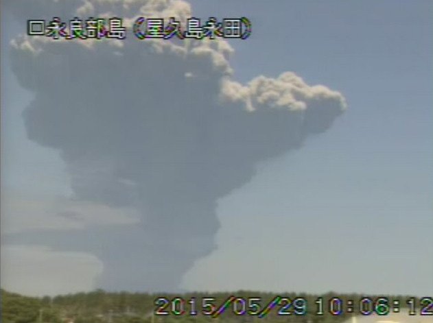 El denso humo sale del volcán Shindake en la mañana del 29 de mayo de 2015. Fotografía de la web de la Agencia Meteorológica de Japón.