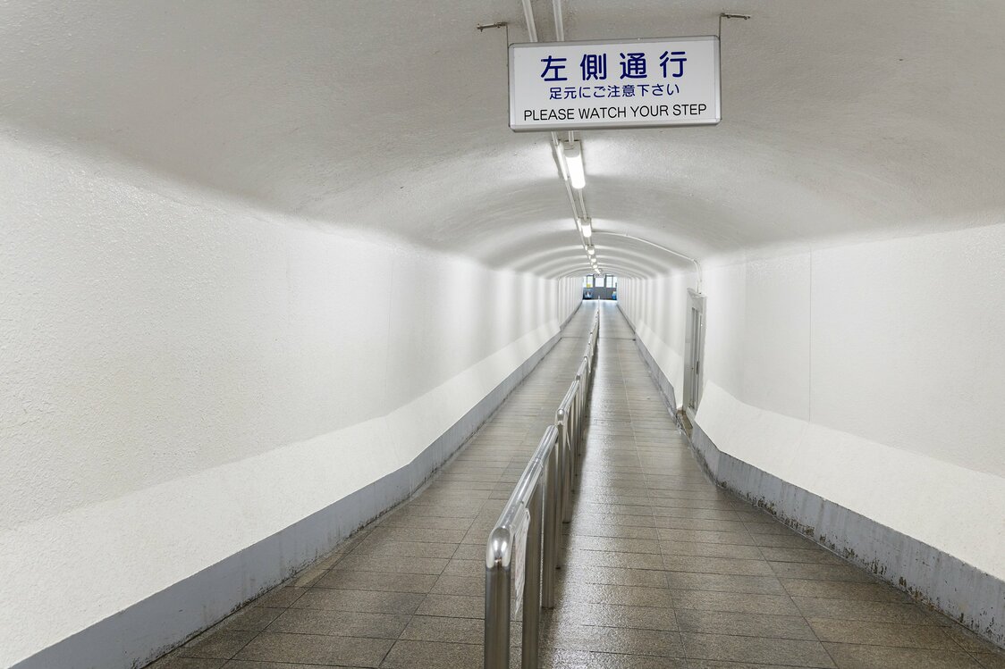 通往觀瀑台的地下通道。觀瀑台和通道內比較陰冷，建議帶上外套