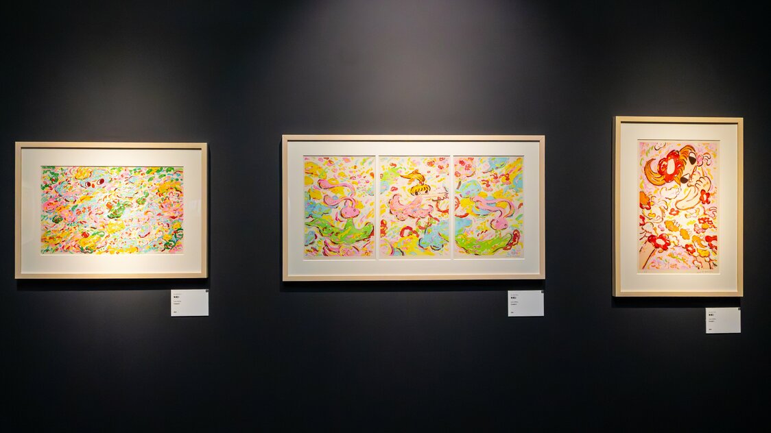 指先を絵筆にするロッカクアヤコの繊細なタッチを職人技で再現