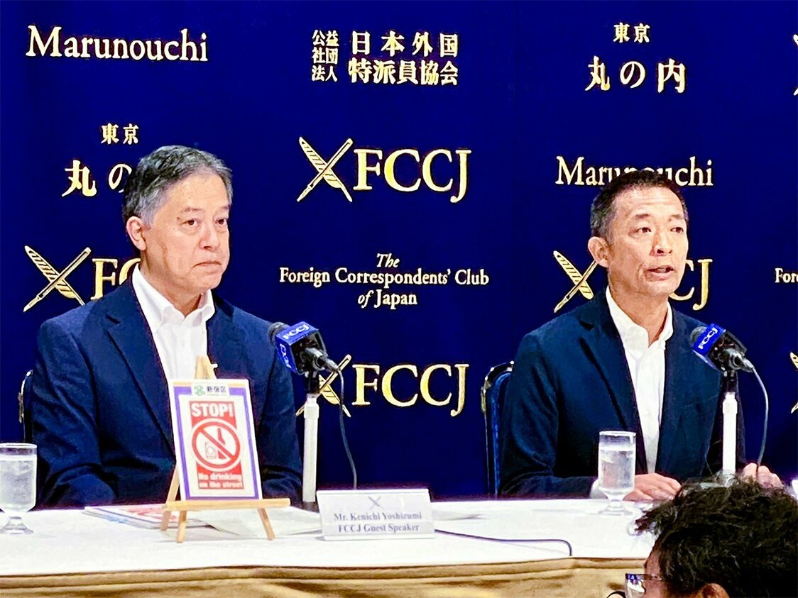 Hasebe Ken (à droite), maire de l’arrondissement de Shibuya, et Yoshizumi Kenichi, maire de l’arrondissement de Shinjuku, lors d’une conférence de presse sur l’ordonnance interdisant la consommation d’alcool dans la rue. Le 7 octobre 2024, au Club des correspondants étrangers du Japon, à Tokyo. (Avec l’aimable autorisation de l’auteur)