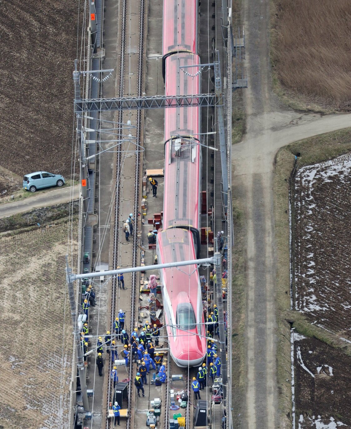 Trabajadores en el lugar en el que un tren del Tōhoku Shinkansen descarriló en Shiroishi, en la prefectura de Miyagi, el 20 de marzo de 2022. (© Jiji)