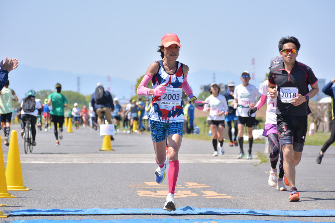 2021年4月、東京板橋トライアルマラソンに出場した弓削田眞理子さん（中央）。トライアルマラソン事務局提供