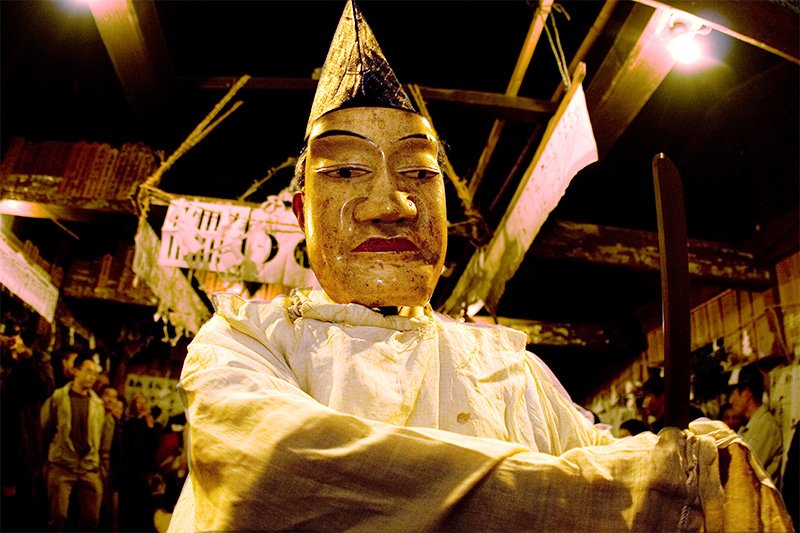 陰鬱（いんうつ）な表情の面は「八社」。江戸時代初期に断絶した遠山谷の豪族、遠山一族の霊を祀（まつ）る死霊の面とされる。