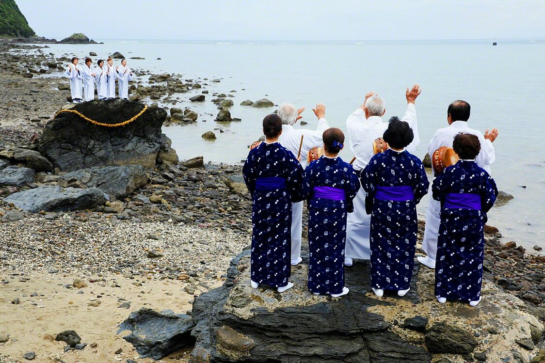 鹿儿岛县奄美大岛的秋名新节活动（农历八月）属于丰年祭，保留了日本最原始的表演形式。黄昏时分，人们在海边唱着歌，跳着手舞，召唤海之彼岸的神