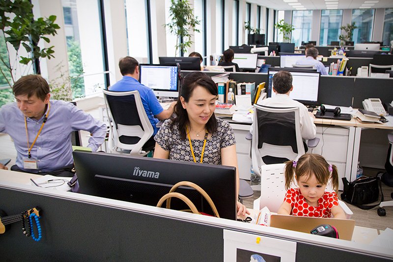 Цумура Ёко (в центре) привела дочь к себе на работу