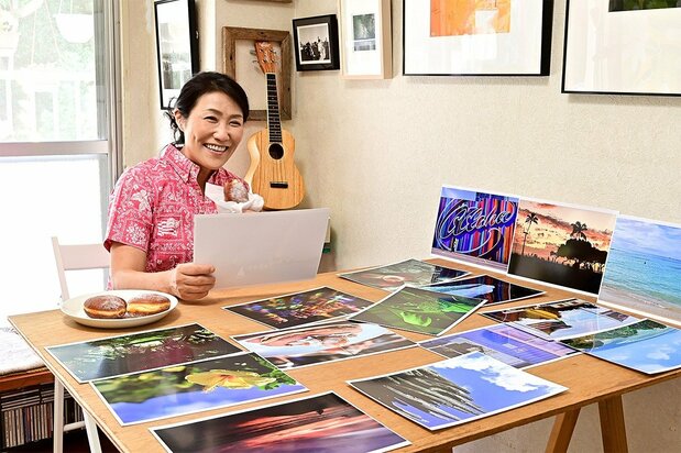 自宅でプリントした写真を眺めて楽しむ山口規子さん
