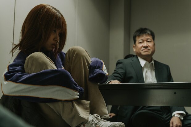 Detenida por posesión de metanfetaminas, An (Kawai Yūmi) se somete a un inusual interrogatorio a cargo del veterano y poco convencional detective Tatara (Satō Jirō). © 2023 Comité de producción de An no koto