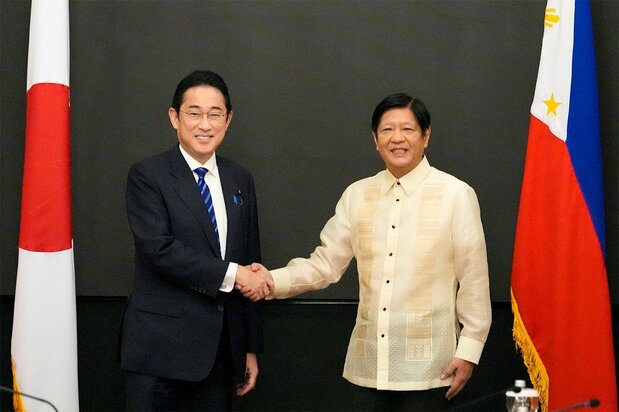 日本首相岸田文雄(左)与菲律宾总统马科斯(摄于马尼拉马拉卡南宫,AFP/时事社)
