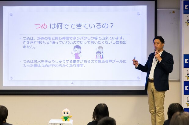 子ども向け特別授業「つめとつめ切りのお話」の一幕。講師は貝印のツメキリアドバイザー・山田規光久さん
