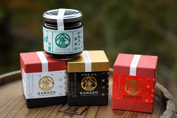 『唐三』の瓶詰商品。下段左から、原液に柿酢と梅を加え、スッキリとした味わいにした『唐三 淡唐(たんから)』、原液をそのまま瓶詰めした『唐三 無調整原液』、トウガラシを増量して辛みを強めた『唐三 大辛口』。上段は早めに収穫した青トウガラシを使って爽やかな風味を出した『唐三 青唐辛子』