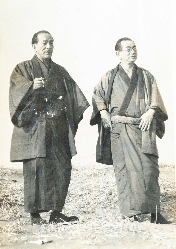 身穿和服的小津安二郎(左)和野田高梧(图片:野田高梧纪念蓼科剧本研究所)