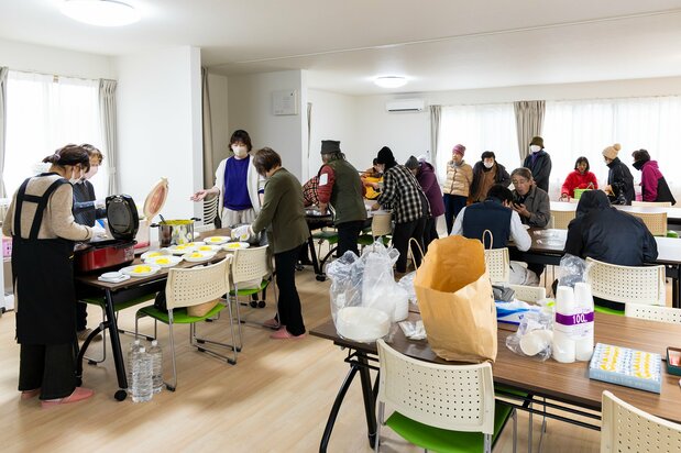 设在集会所的免费咖喱饭摊位