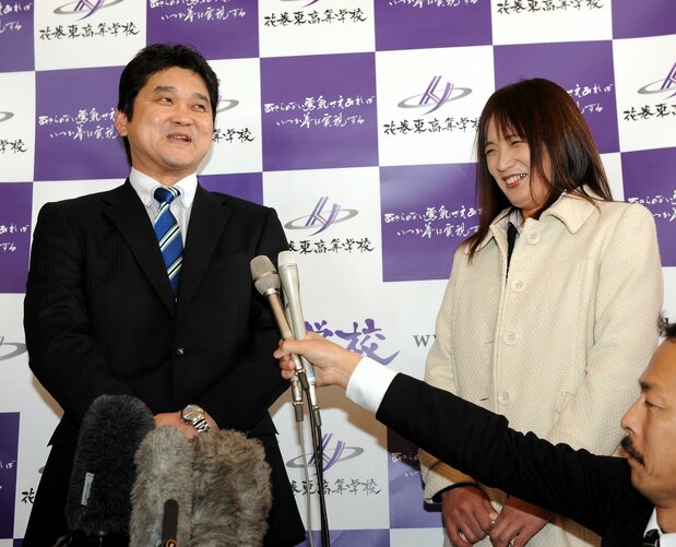 花巻東高校卒業式に参列後、報道陣の質問に笑顔で答える日本ハム大谷翔平の父徹さん（左）と母加代子さん＝2013年3月2日　日刊スポーツ/アフロ