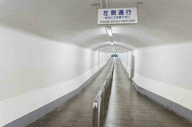 The long passageway leading to the observation platform. The spot is cool even in summer.