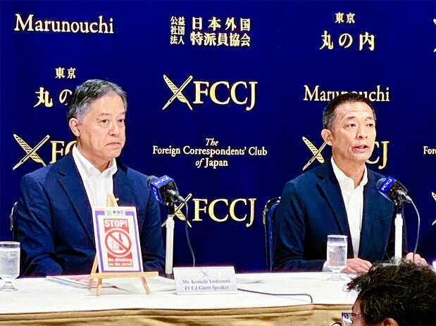 Shinjuku Mayor Yoshizumi Ken’ichi (left) and Shibuya Mayor Hasebe Ken talk about their street drinking ordinances at the Foreign Correspondents’ Club of Japan in Tokyo on October 7, 2024. (© Inose Hijiri)