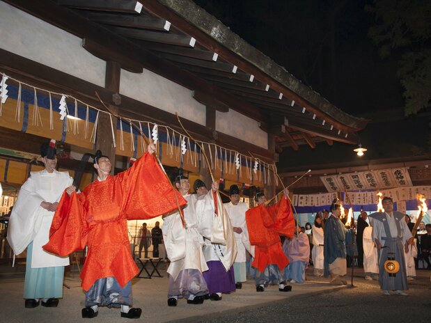 The <em>tsuina</em> ritual ends with aristocrats letting fly with arrows.