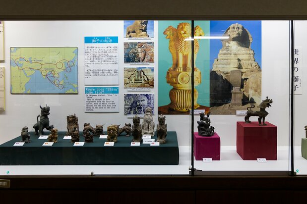 De nombreuses figurines de shîsâ sont exposées au Centre de la culture d’Okinawa.