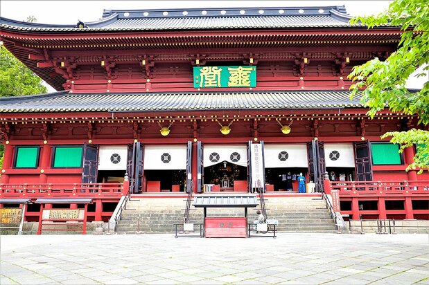 グリスロの発着点となる輪王寺の本堂(三仏堂)。国重要文化財、世界遺産。東日本最大級の木造の建物で平安時代に創建。現在の建物は1645年、徳川家光によって建て替えられた。本堂前には、推定樹齢500年という「金剛桜(こんごうざくら)」(国天然記念物)が植えられている 写真=天野久樹