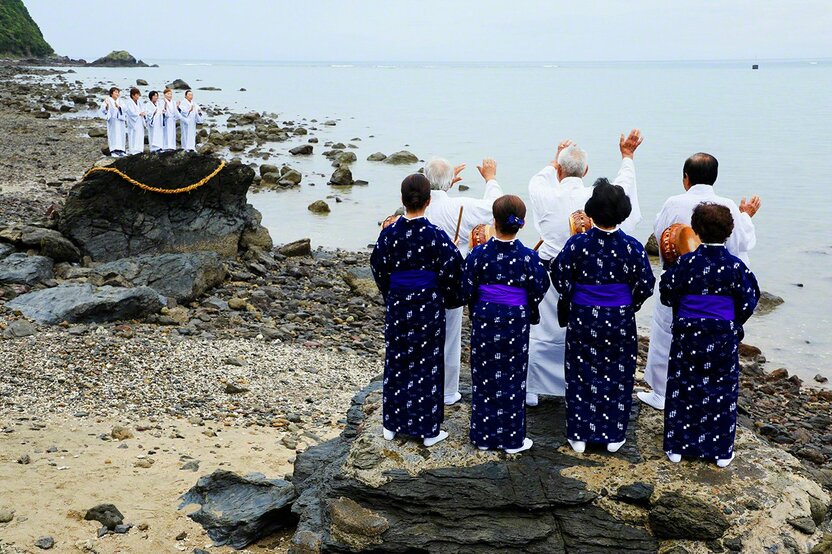鹿児島県・奄美大島の秋名アラセツ行事(旧暦8月)は、原初日本の芸能の形をとどめる収穫祭。夕刻には浜辺で唄と手踊りを繰り返し、海のかなたから神を招く