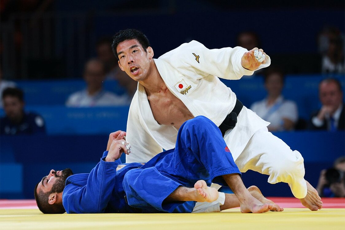 東京五輪の金メダリスト永瀬貴規が、決勝で世界柔道3連覇しているグリガラシビリ（ジョージア）を破り、男子81キロ級では五輪史上初の連覇を達成。2016年のリオデジャネイロ大会の銅から、3大会連続でメダルを獲得し「永瀬最強説」を証明した（時事）