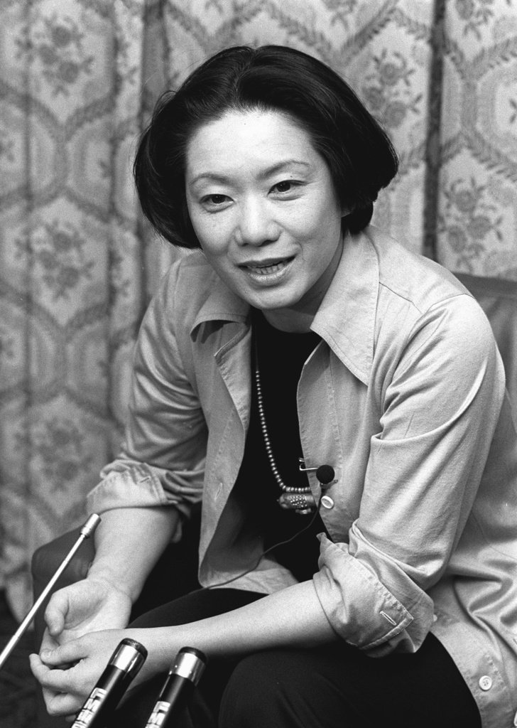 向田邦子は脚本家だけでなく、作家、エッセイストとしても活躍。短編「かわうそ」などで第83回直木賞に輝いた＝1980年7月17日、東京・新橋（共同）