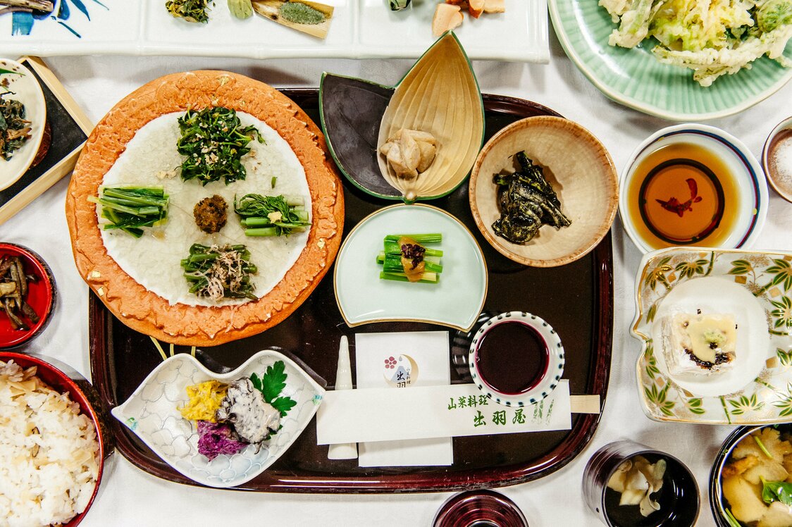 山菜料理には20種類以上にのぼる旬の山菜が使われる