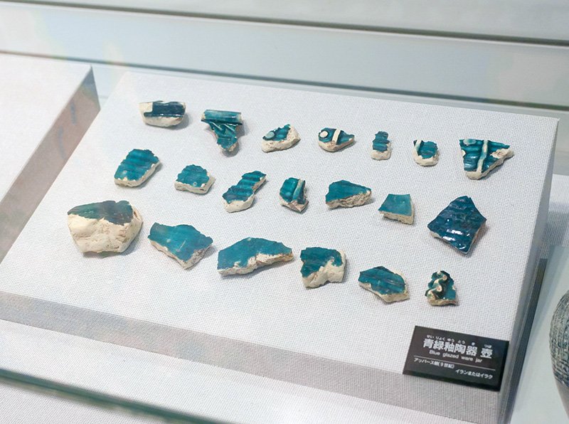 国際色豊かな出土品。イラン付近からの品はとりわけ色が鮮やか！