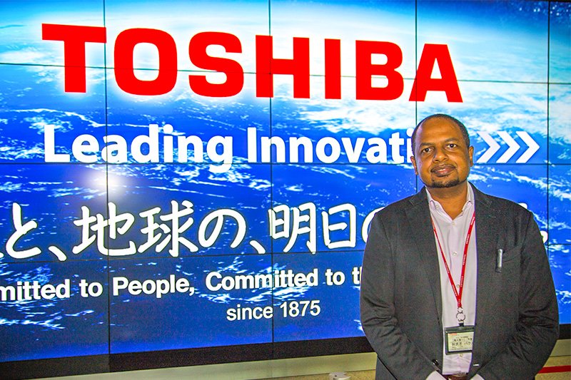 Бакр на входе в Smart Community Center компании TOSHIBA