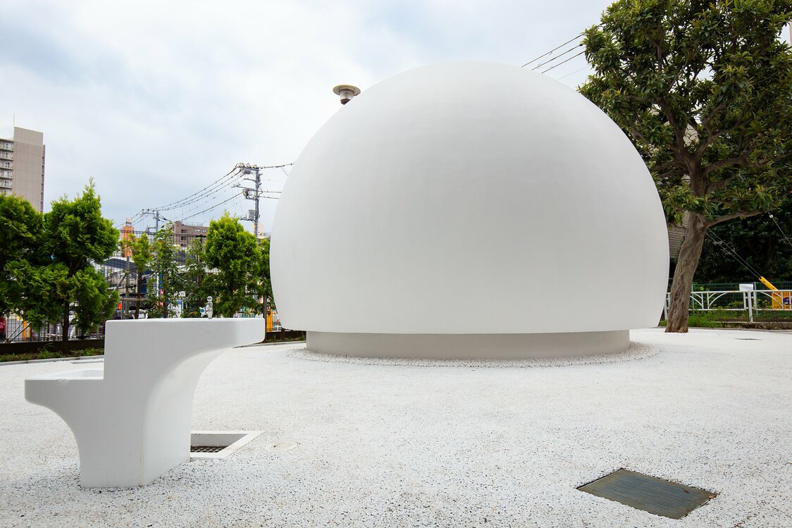 数多くの広告賞に輝く佐藤カズーは非接触式トイレに挑戦し、世界三大デザイン賞「iF DESIGN AWARD 2022」でゴールドを受賞。眺める角度によっては白い球体に見える意匠も、清潔感を醸し出すと好評だ