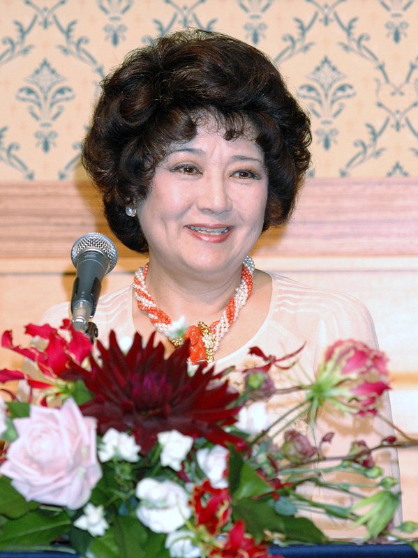 デビュー50周年を迎え、記者会見する中村紘子さん＝2009年4月2日、東京・ホテルオークラ（時事）