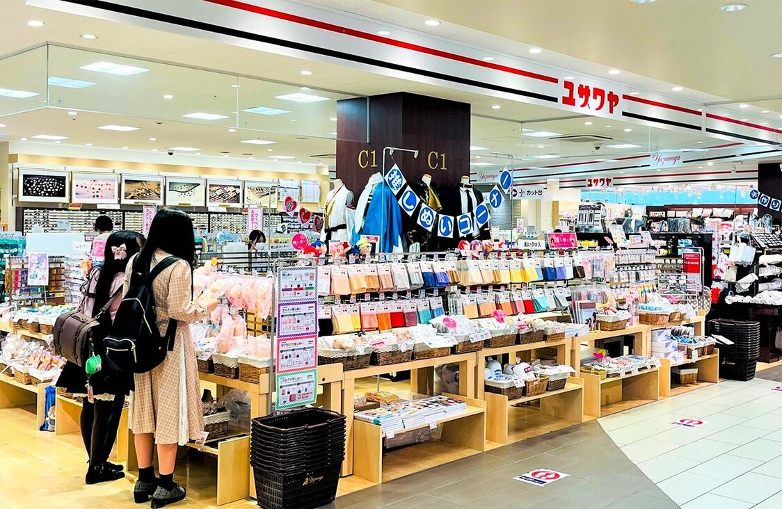Yuzawaya WACCA池袋店的“棉花娃娃”专区。光是用来做皮肤的布就多达5种颜色以上，可以完美重现我推的美貌