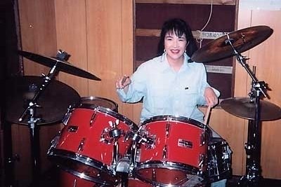 Takaichi tocando la batería. (Por cortesía del sitio web oficial de Takaichi Sanae)