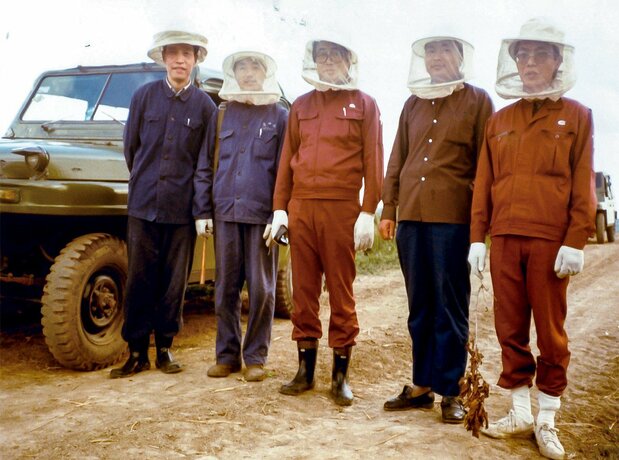 常にアブの大群がいたので、防虫網をかぶって行動した。写真中央が中山氏(1981年9月、三江平原、提供:中山氏)