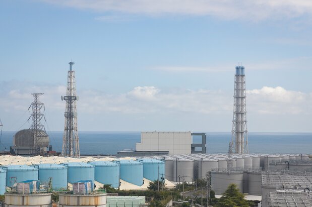 La central nuclear de Fukushima Dai-ichi, fotografiada a finales de septiembre de 2022. Los edificios de los reactores 3 y 4 pueden verse detrás de la hilera de tanques de agua tratada. (Fotografía del autor)