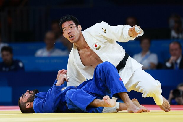 東京五輪の金メダリスト永瀬貴規が、決勝で世界柔道3連覇しているグリガラシビリ（ジョージア）を破り、男子81キロ級では五輪史上初の連覇を達成。2016年のリオデジャネイロ大会の銅から、3大会連続でメダルを獲得し「永瀬最強説」を証明した（時事）