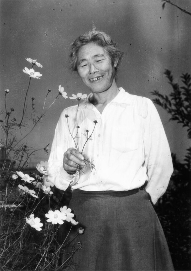 追放解除の日、自宅前で(1950年10月13日、東京・代々木で=市川房枝記念会提供)