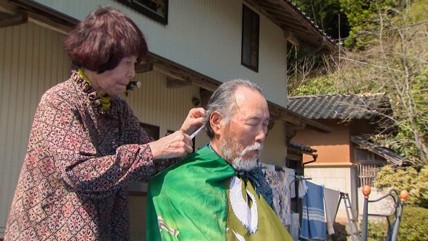 震災後、ボランティアに明け暮れた夫の散髪をする順子さん ©石川テレビ放送